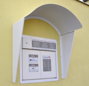 Jeden z moderních babyboxů v ČR. Tato schránka se nachází v Chebu. Zdroj: www.hess.cz