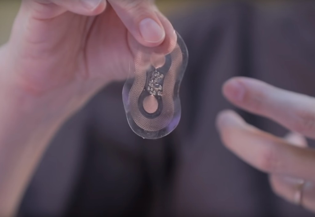 Nový senzor napodobuje dětskou pokožku. Je lehký jako vodní kapka. Foto: Northwestern University