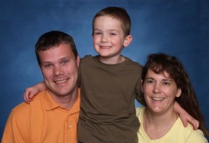 Rodina Amy Joan Marie Fry-Pitzen, uprostřed pohřešovaný Timothy Pitzen. Zdroj: Magazín People