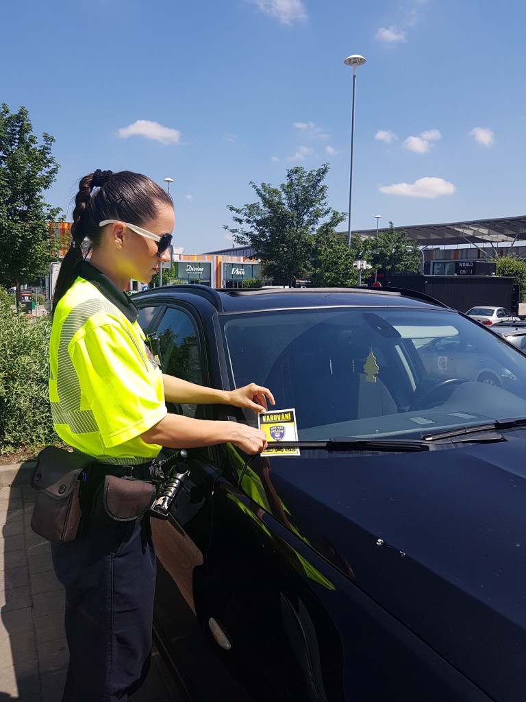 Namátková kontrola na parkovišti. Zdroj: Městská policie Brno