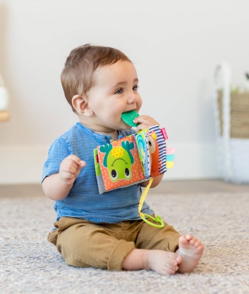 Infantino zavesna textilni knizka b