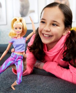 Mattel Barbie v pohybu blondynka ve fialovem b