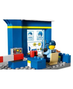 LEGO CITY 60370 honicka na policejni stanici b